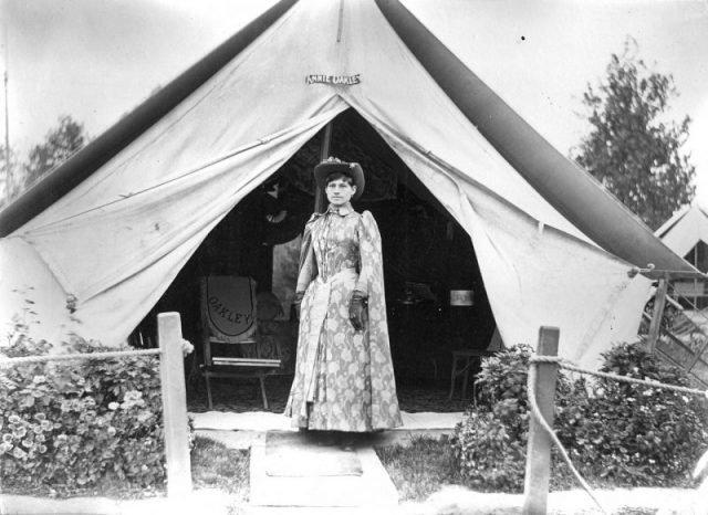 phoebe-anne-annie-oakley-moses-poses-in-front-of-her-tent-in-a-camp-for-buffalo-bills-wild-west-show-640x466.jpg