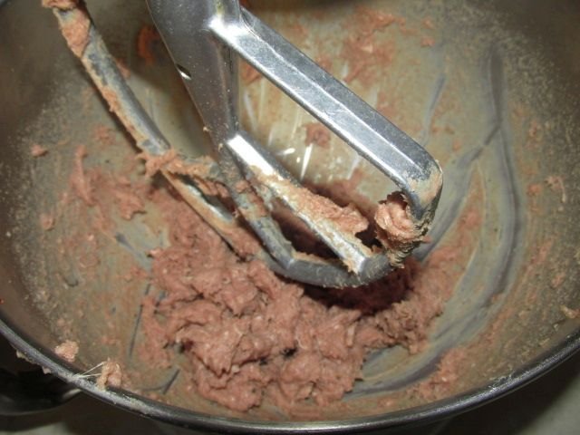 201202 001 mixing 1 LB lean hamburger 001.jpg