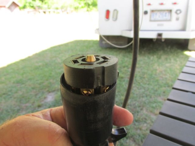 210520 001 broken plug again 002.jpg